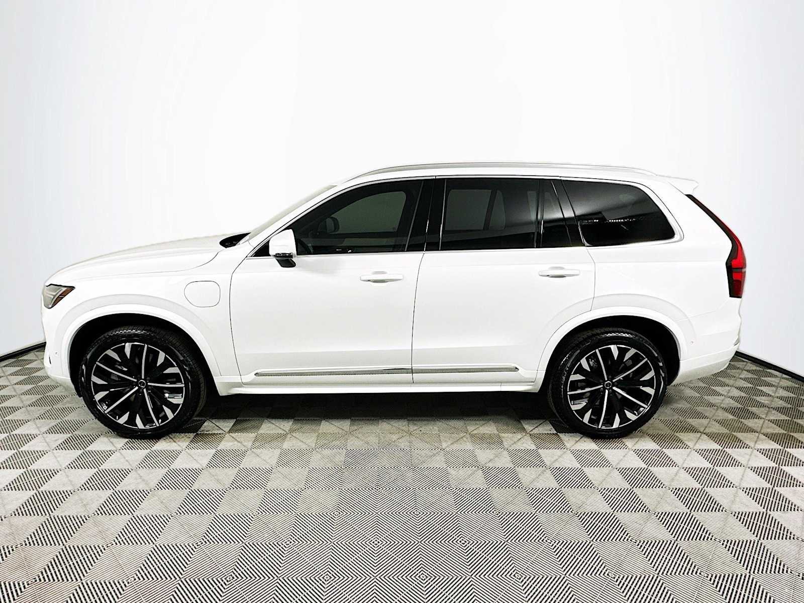 2025 Volvo XC90 T8 AWD Plus photo 4