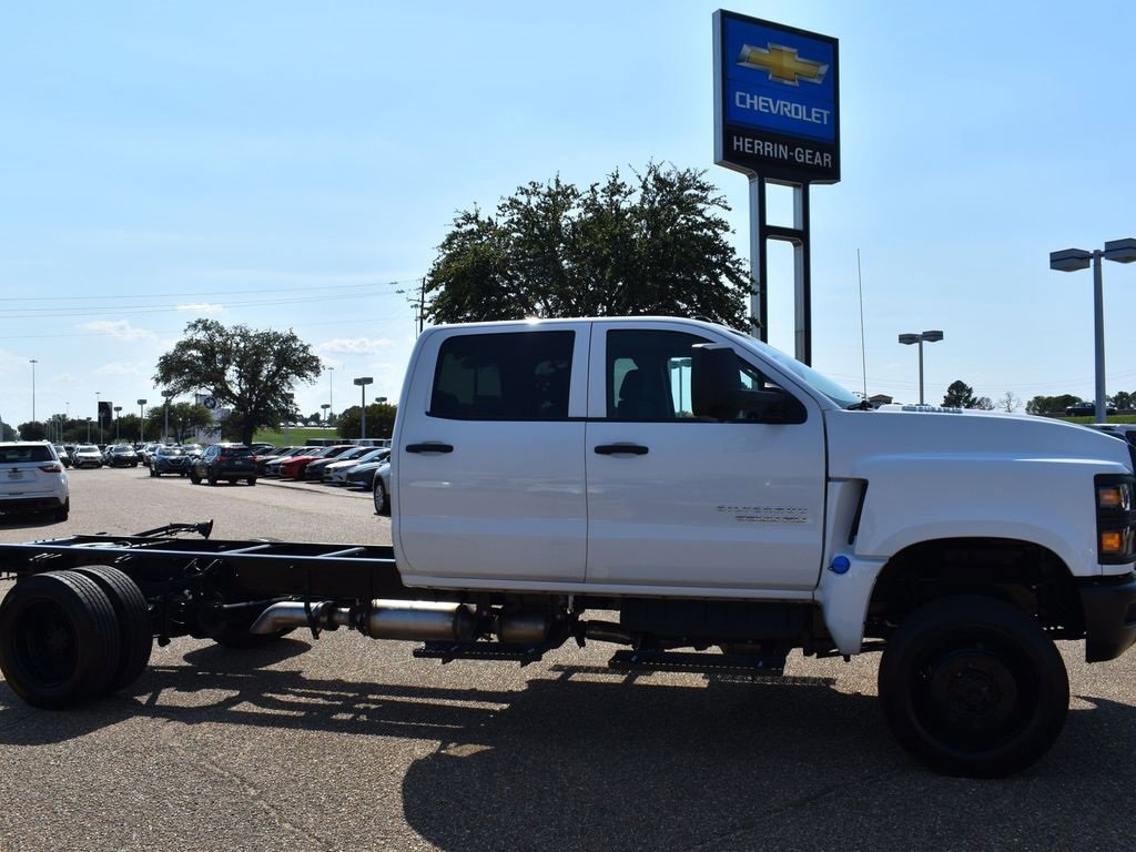 2024 Chevrolet Silverado 5500HD Work Truck photo 2