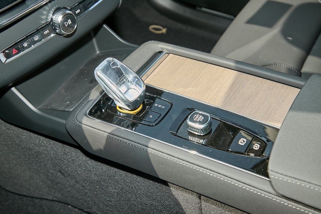 2025 VOLVO XC90 - Image 13