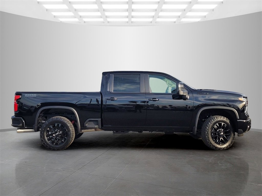 2025 Chevrolet Silverado 2500HD LT photo 3