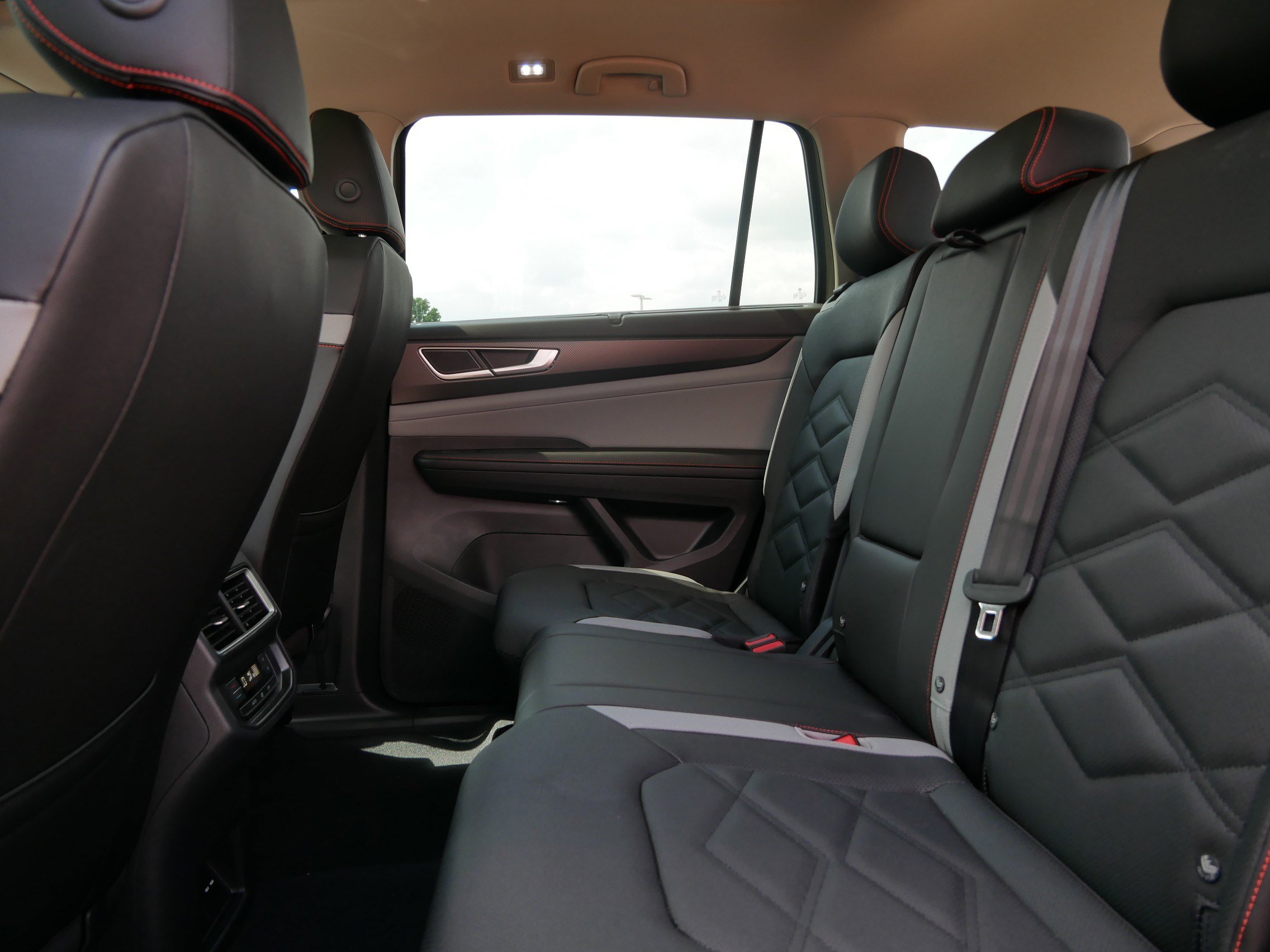 2025 Volkswagen Atlas Peak Edition SE photo 4