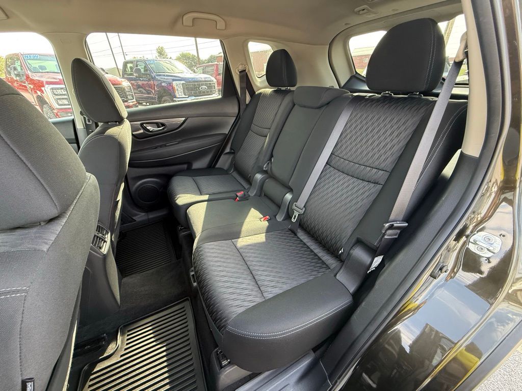 2017 Nissan Rogue SV photo 25