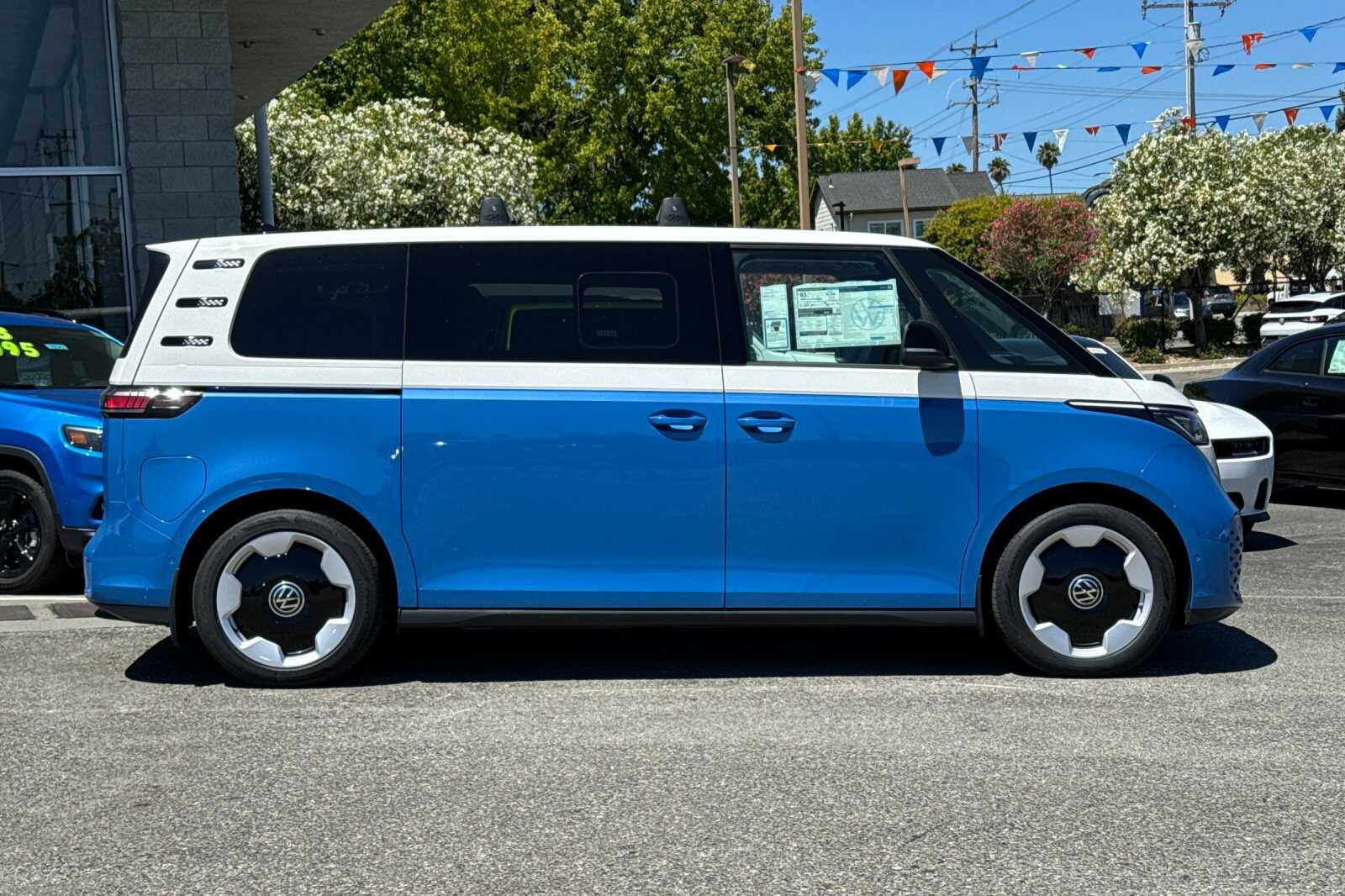 2025 Volkswagen ID. Buzz Pro Plus photo 3