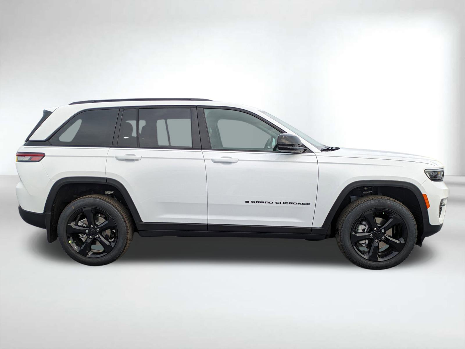 2025 Jeep Grand Cherokee Limited photo 3