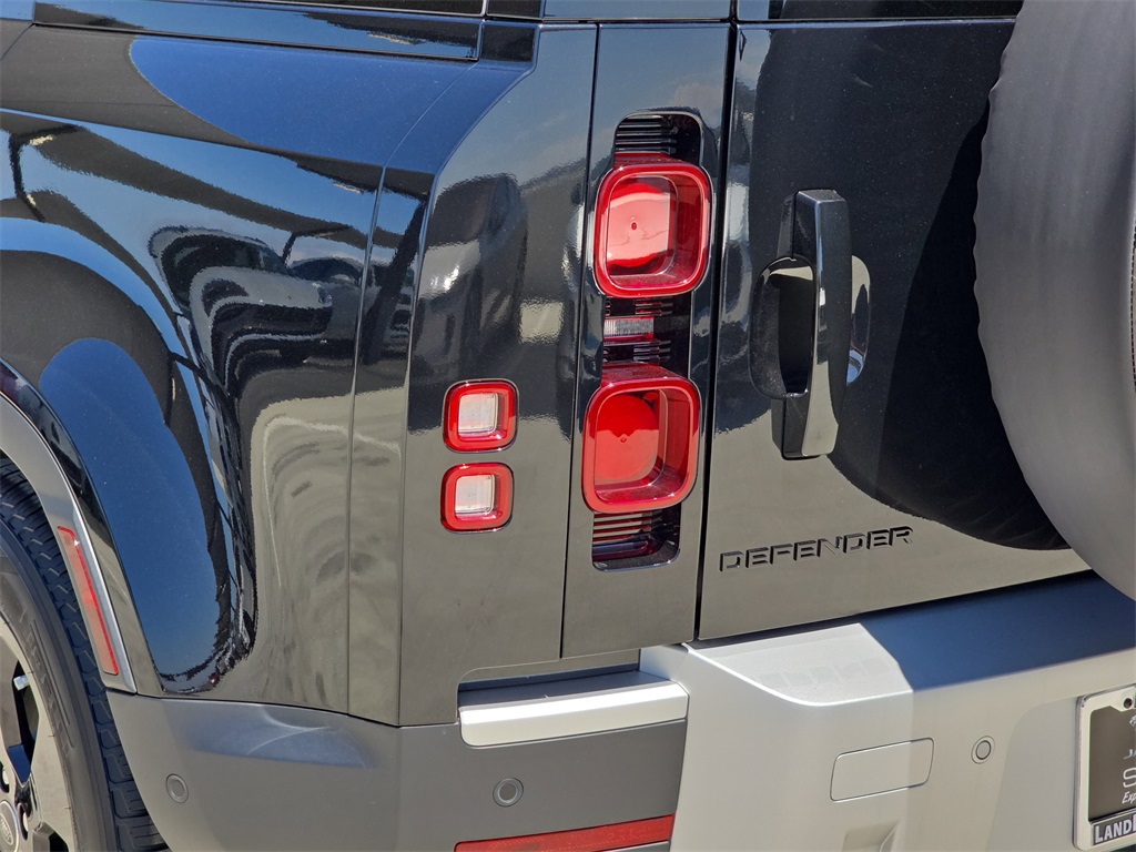 2025 Land Rover Defender 110 S photo 31