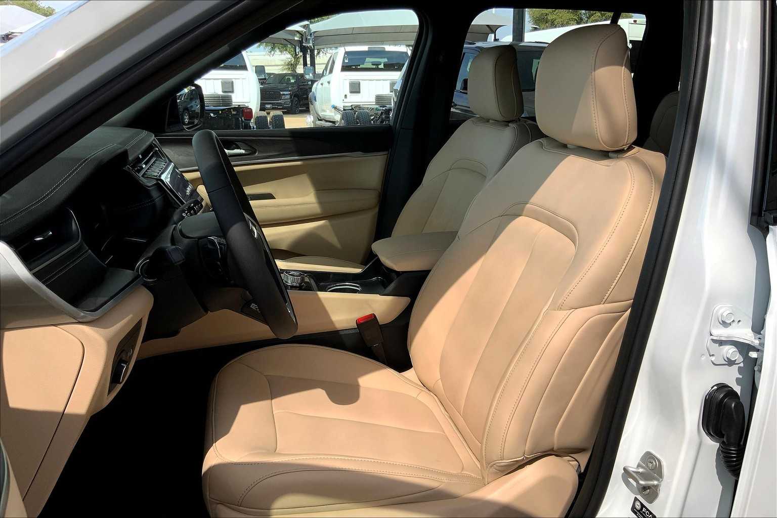 2025 Jeep Grand Cherokee Limited photo 9