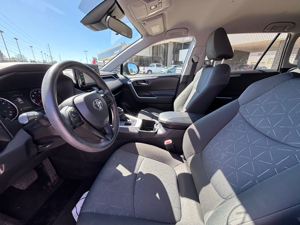 2022 Toyota RAV4 XLE photo 10