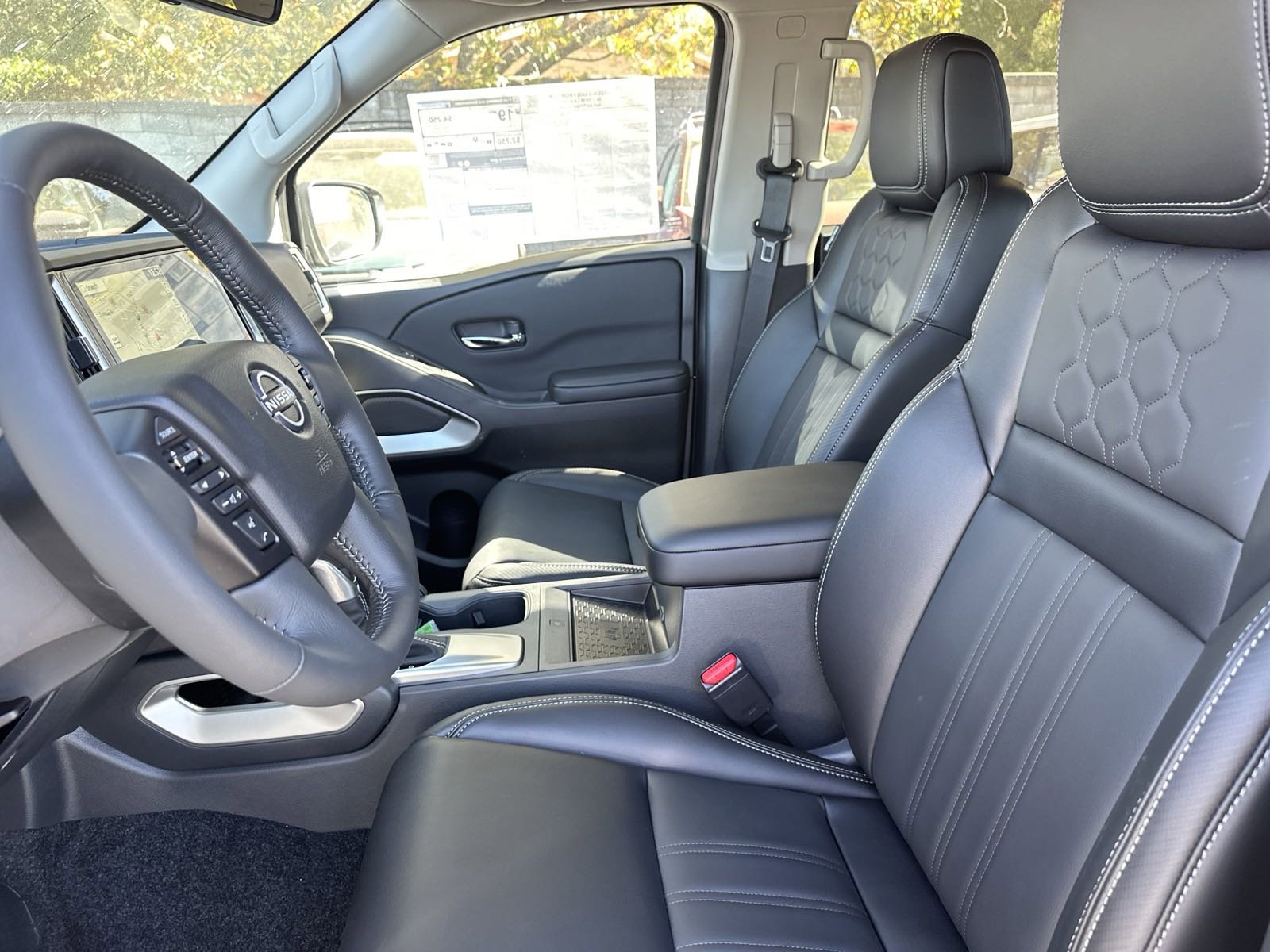 2025 Nissan Frontier Crew Cab SL photo 4