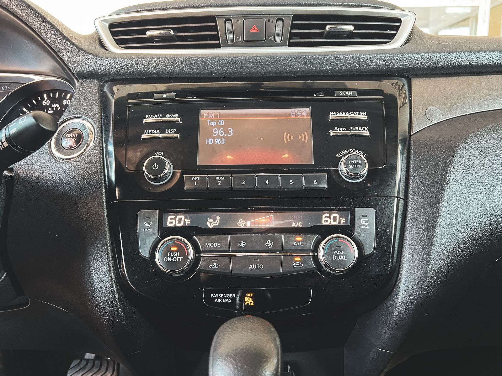 2016 Nissan Rogue SV photo 13