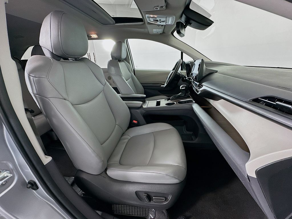 2024 Toyota Sienna XLE photo 28