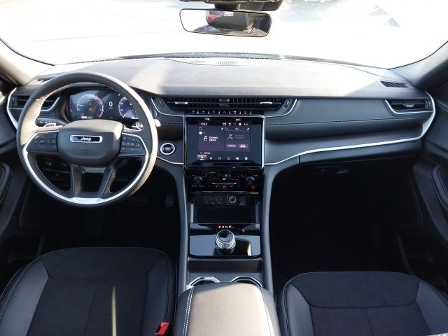 2025 Jeep Grand Cherokee Laredo Altitude photo 4