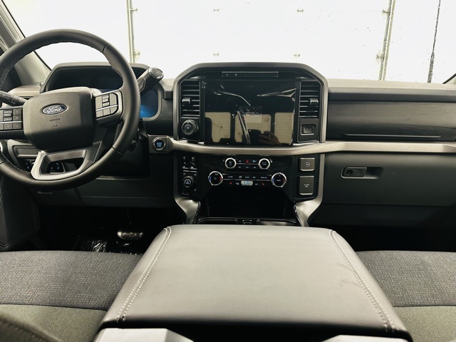2025 Ford F-150 XLT photo 16
