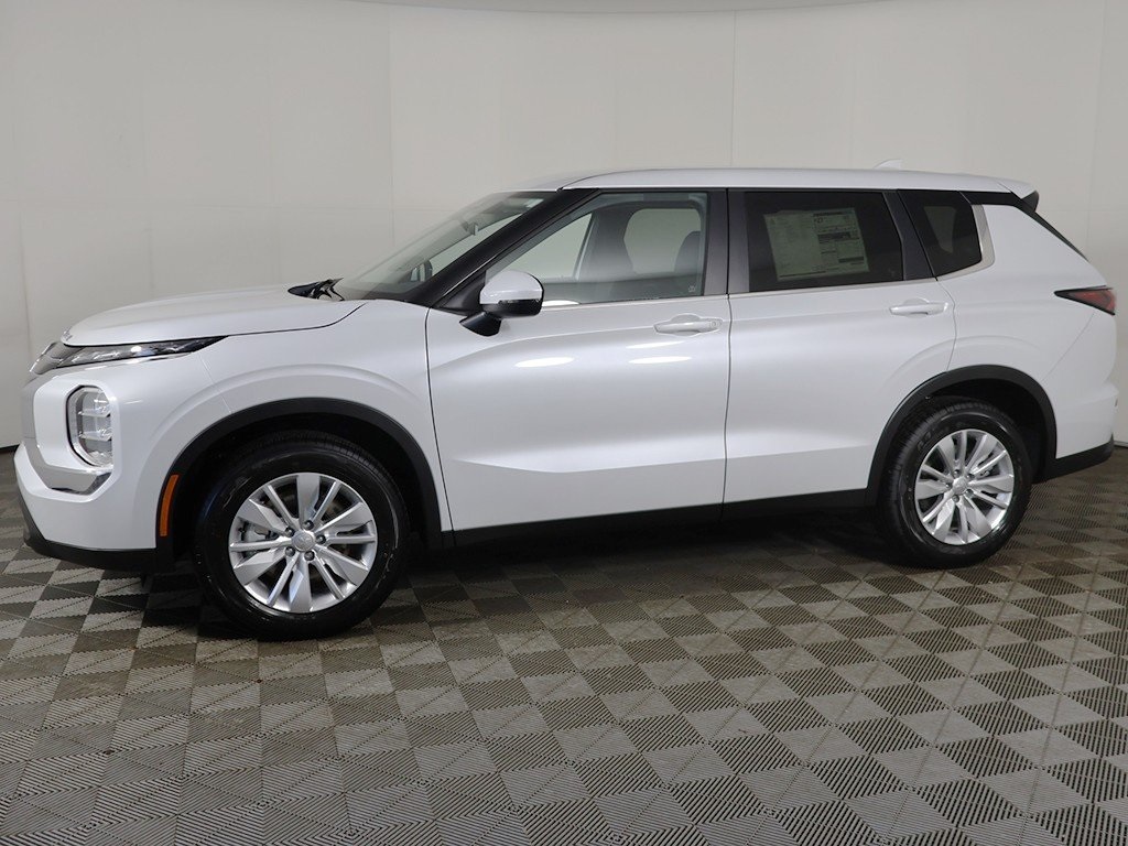 2025 Mitsubishi Outlander ES photo 17