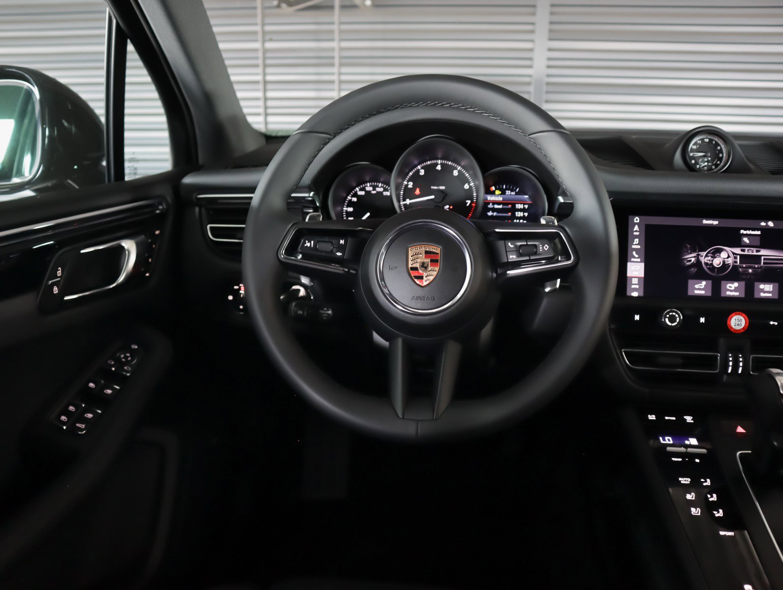 2025 Porsche Macan T photo 15