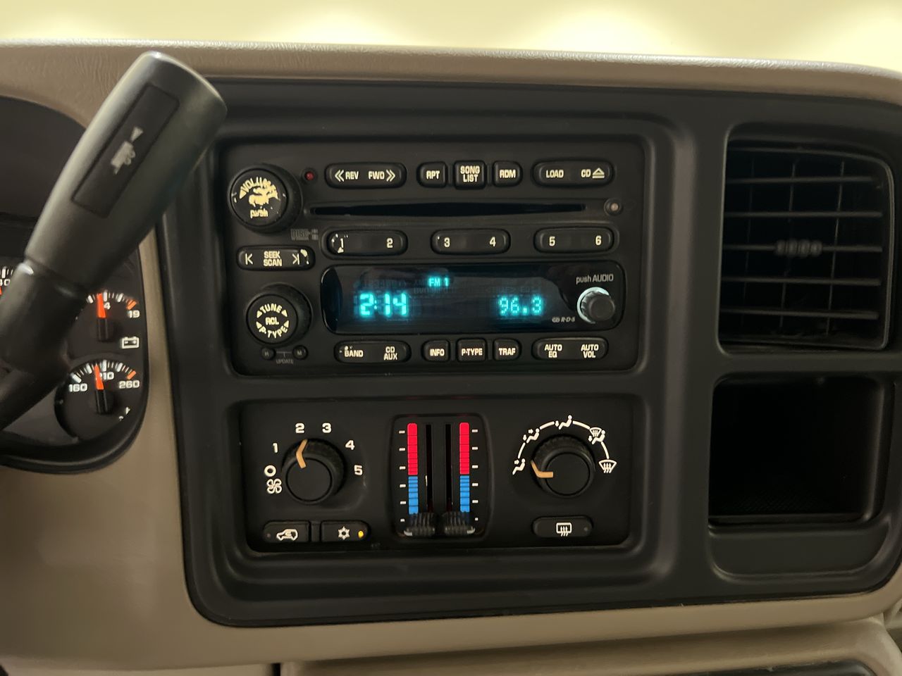 2003 Chevrolet Suburban Z71 photo 45