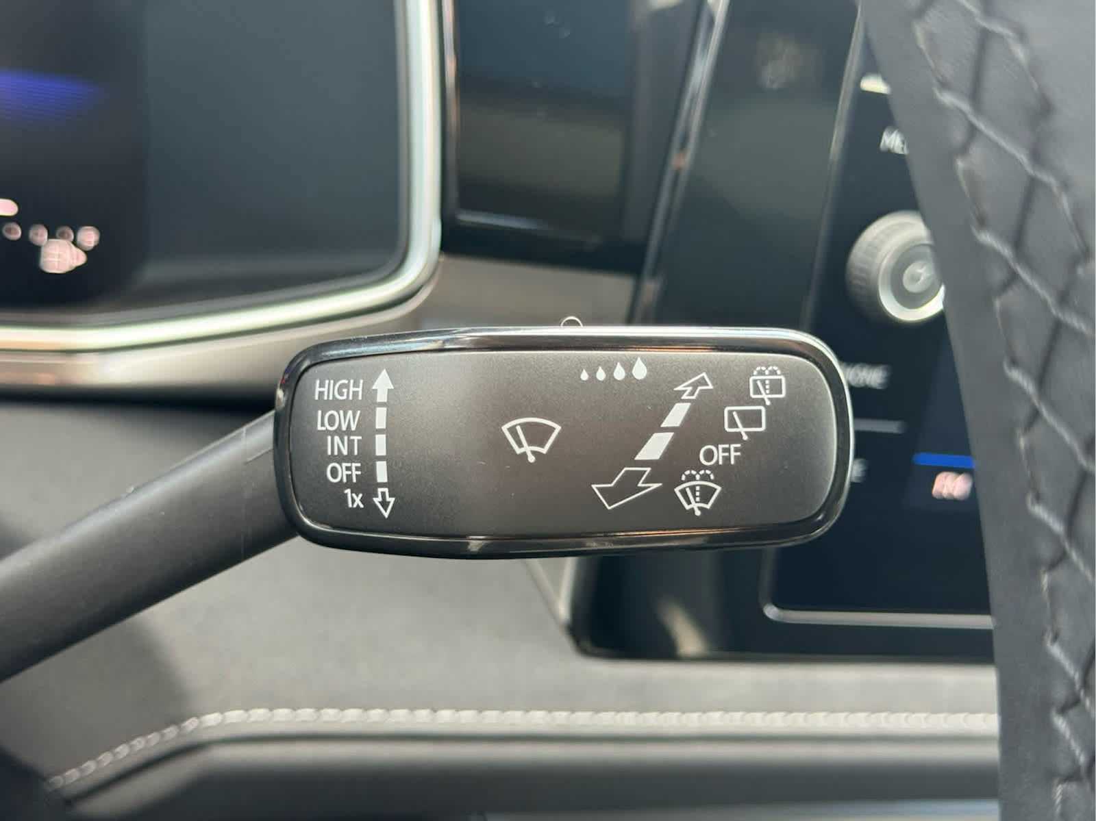 2025 Volkswagen Taos SE photo 18