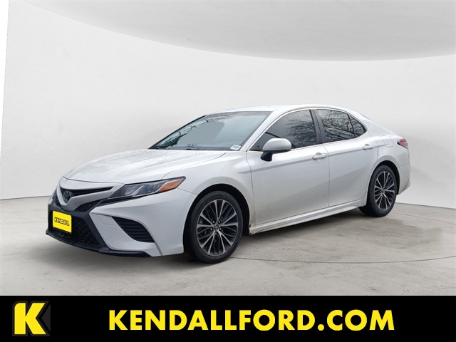 2018 Toyota Camry SE's photo