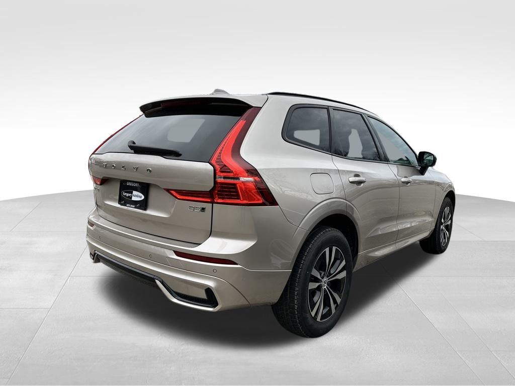2025 Volvo XC60 B5 Core photo 4