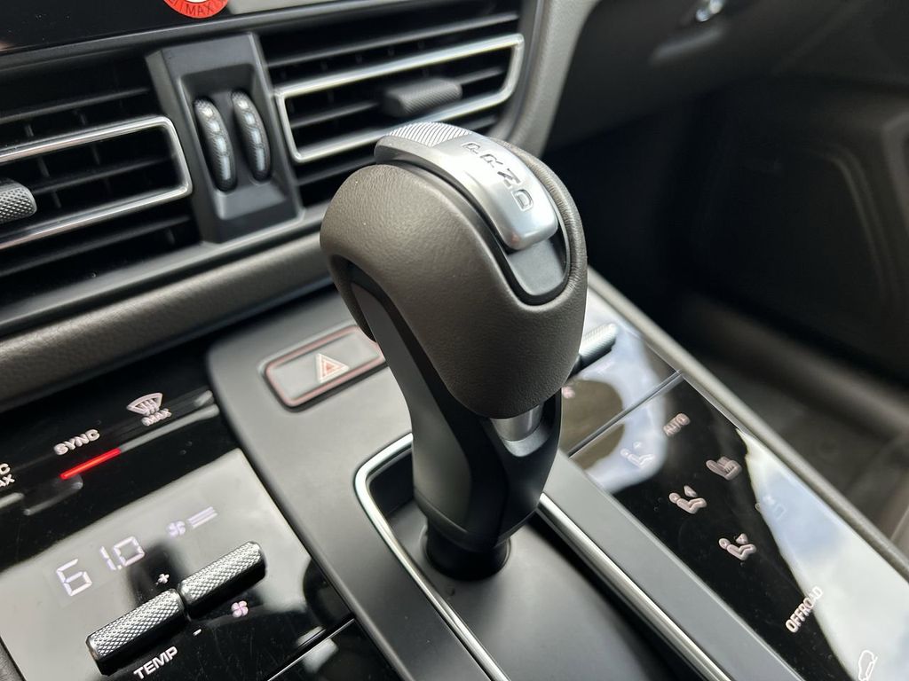 2025 Porsche Macan Base photo 24