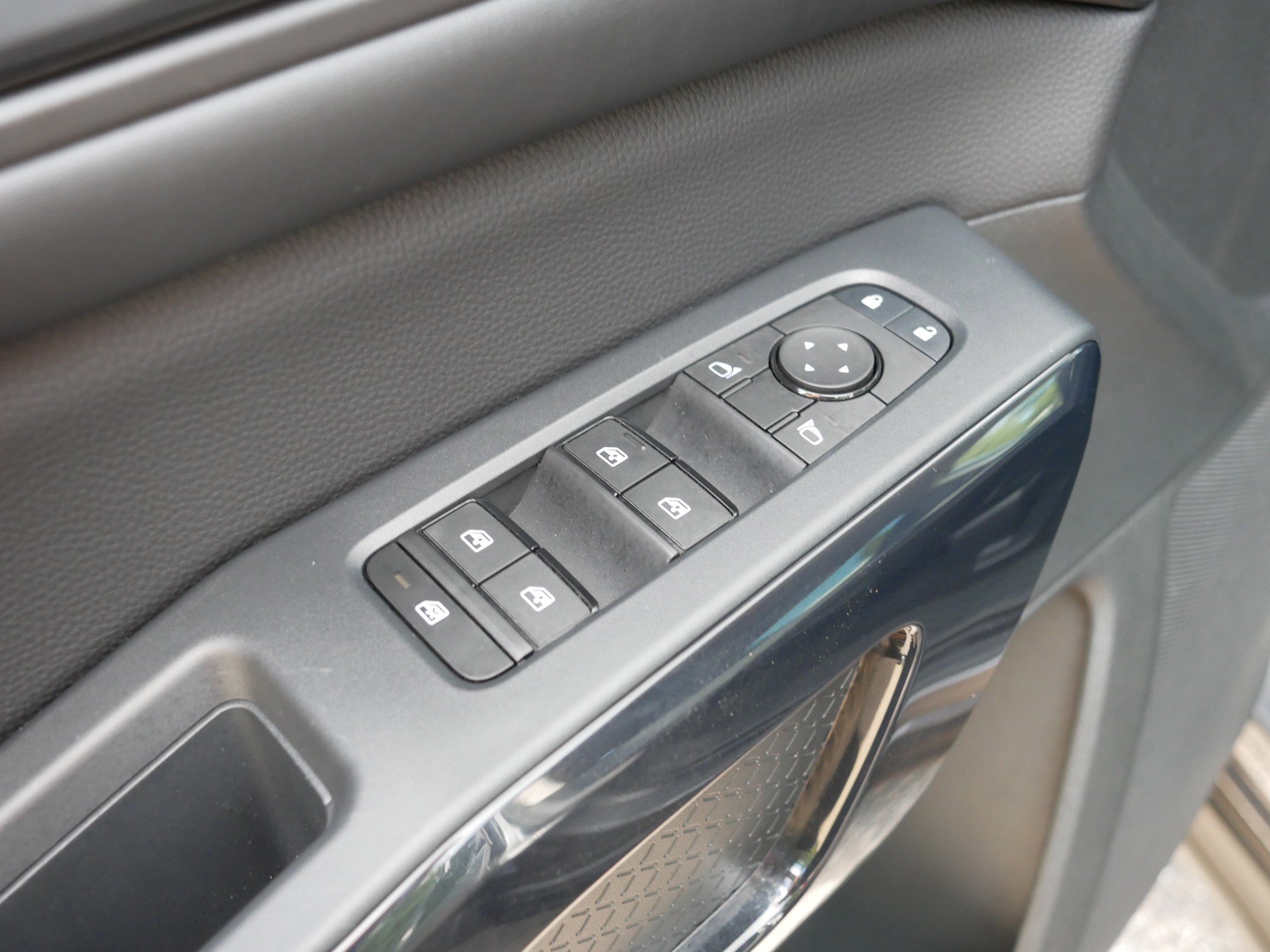 2024 Nissan Pathfinder S photo 14