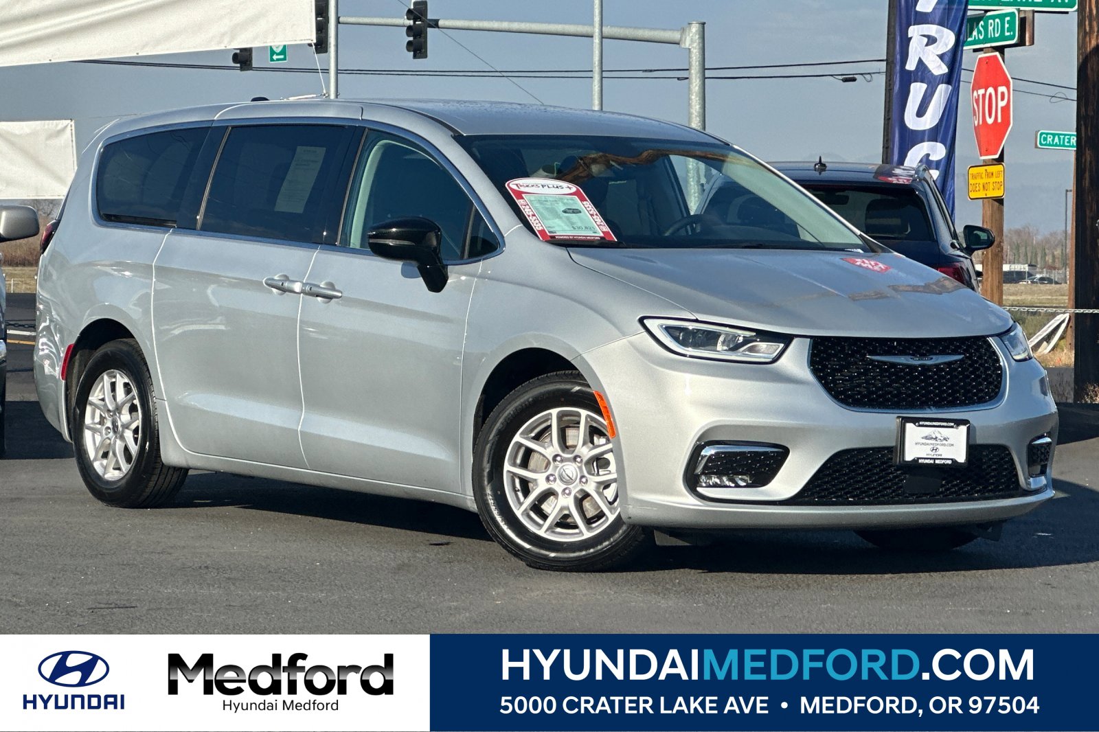 2024 Chrysler Pacifica Touring L's photo