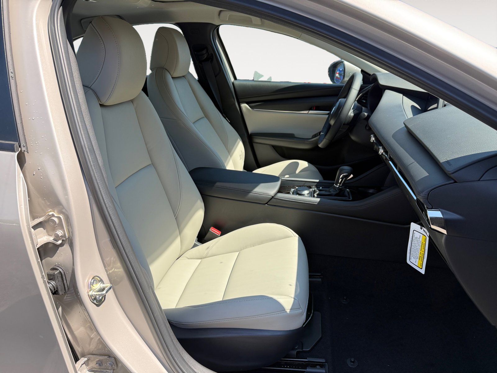 2025 Mazda Mazda3 2.5 s Preferred photo 19