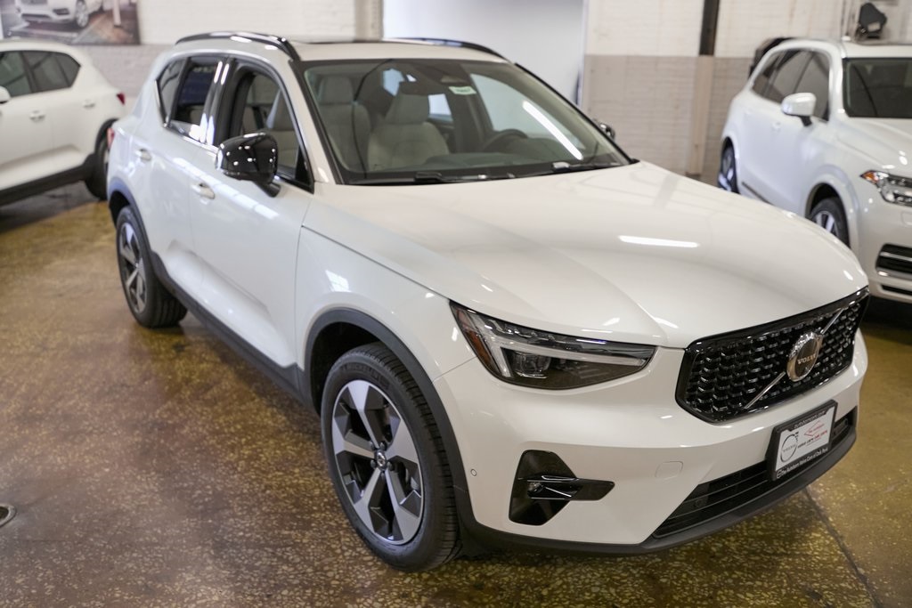 2026 VOLVO XC40 - Image 3