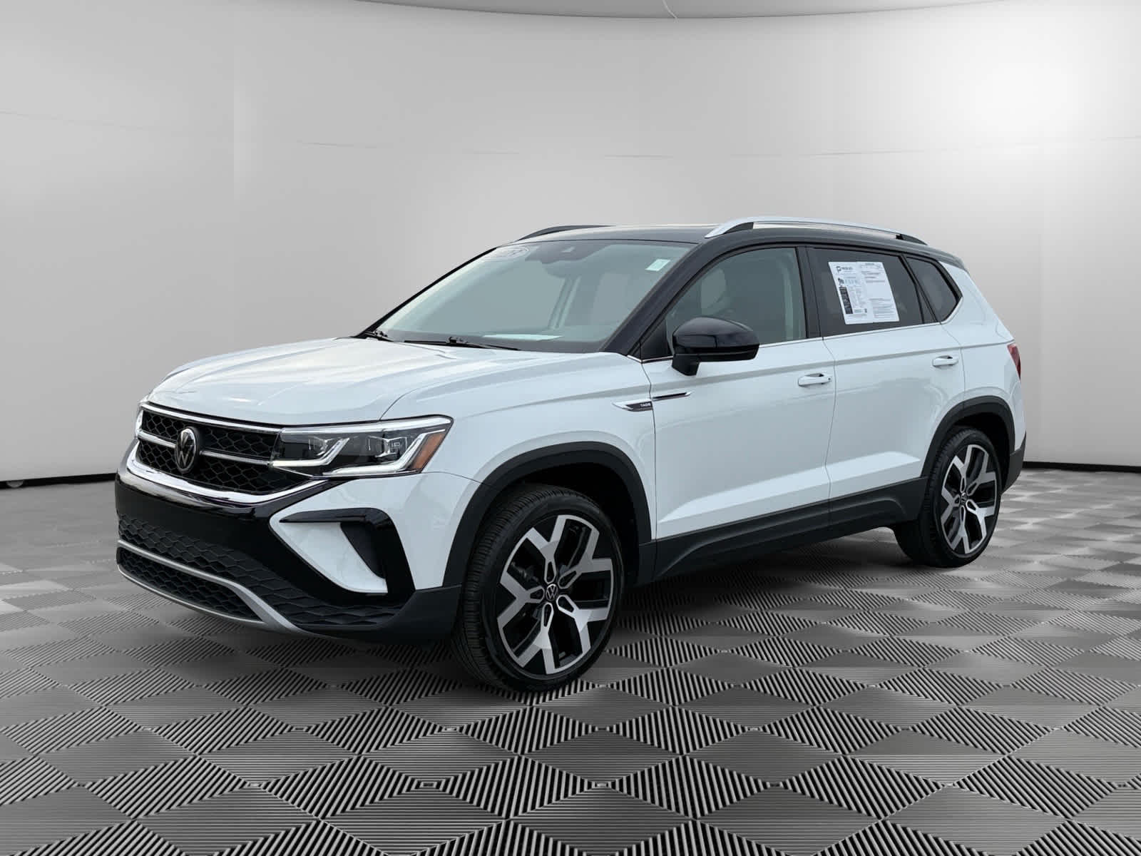 2023 Volkswagen Taos SEL's photo