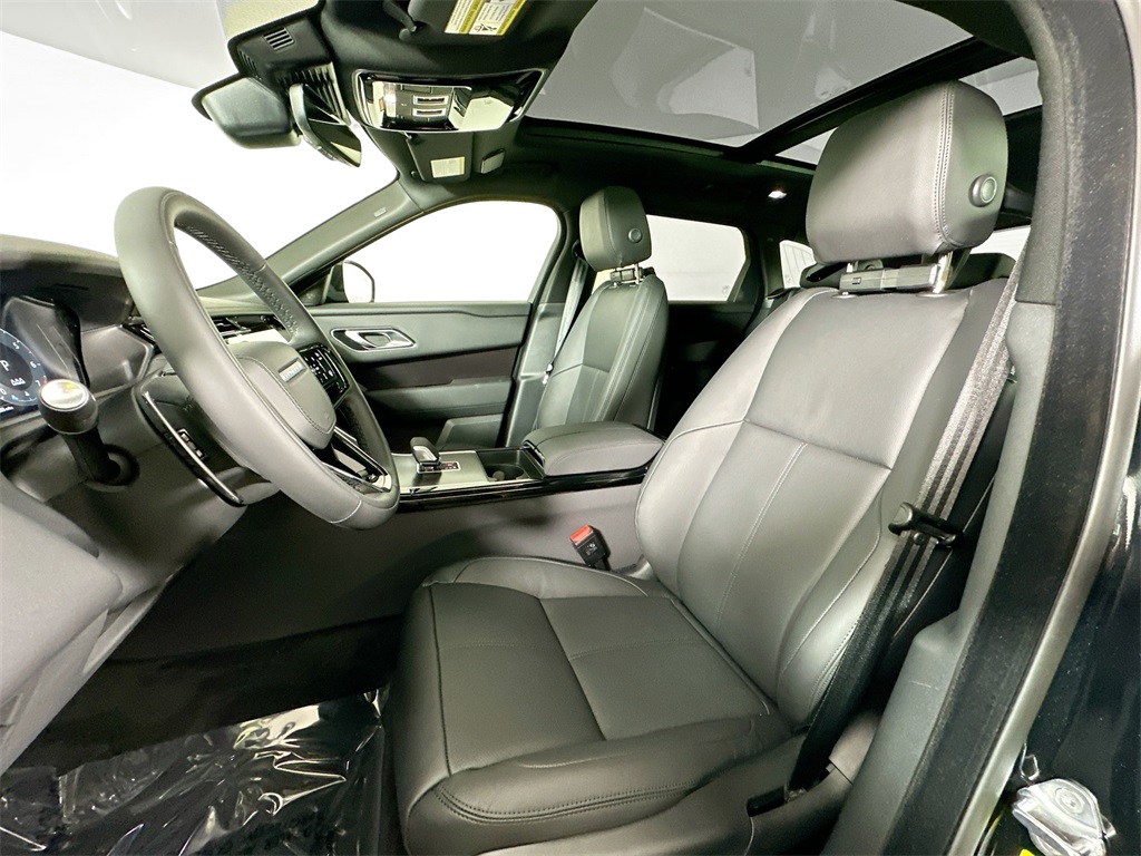 2026 Land Rover Range Rover Velar SE photo 8
