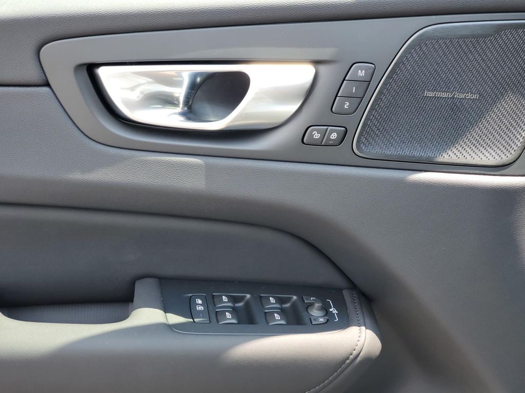 2026 Volvo XC60 B5 Plus photo 4