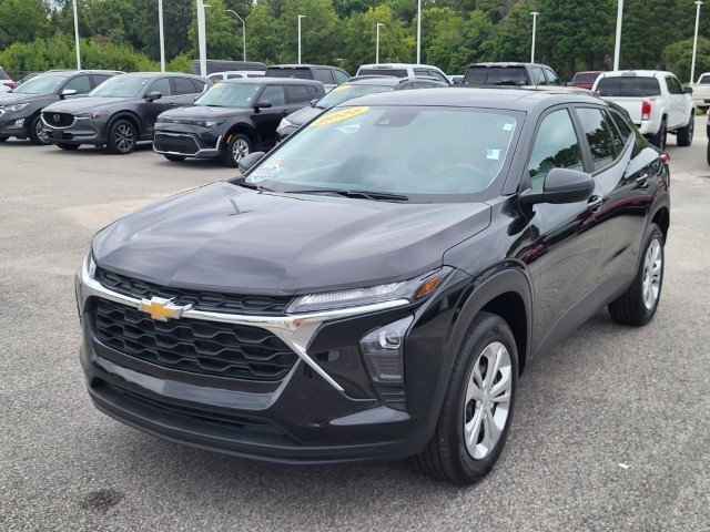 2025 Chevrolet Trax LS photo 4