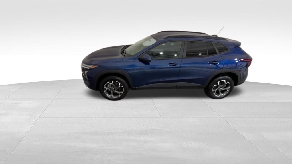 2024 Chevrolet Trax LT photo 4