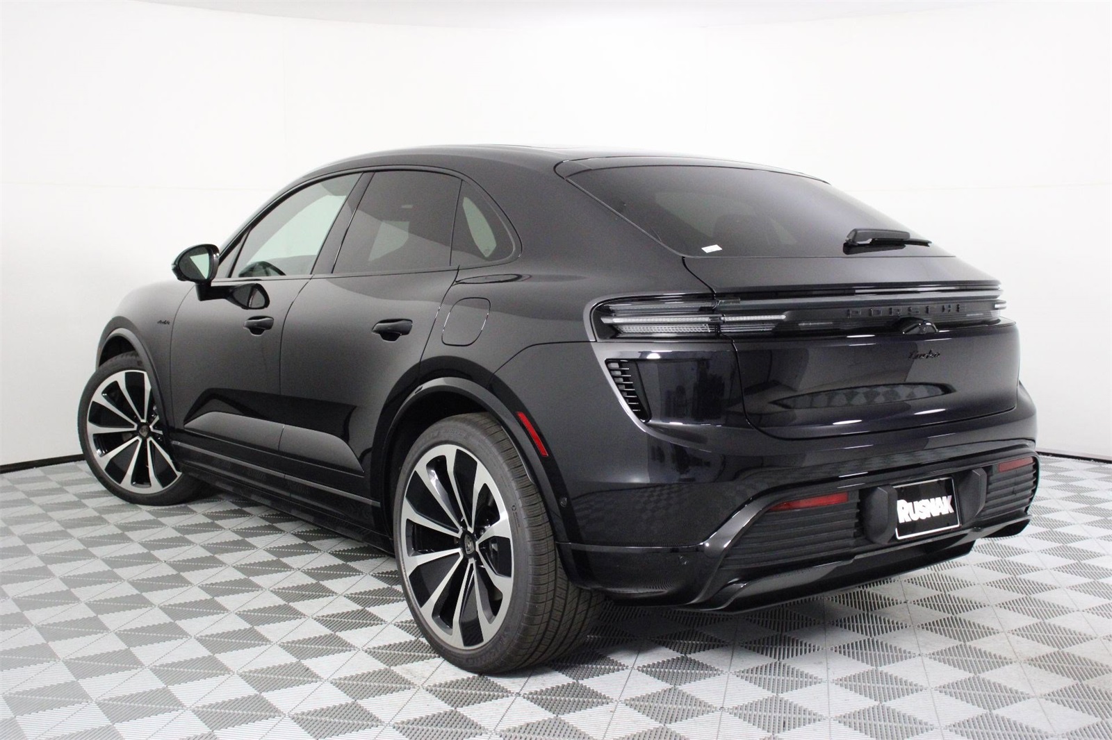 2025 Porsche Macan Electric Turbo photo 3