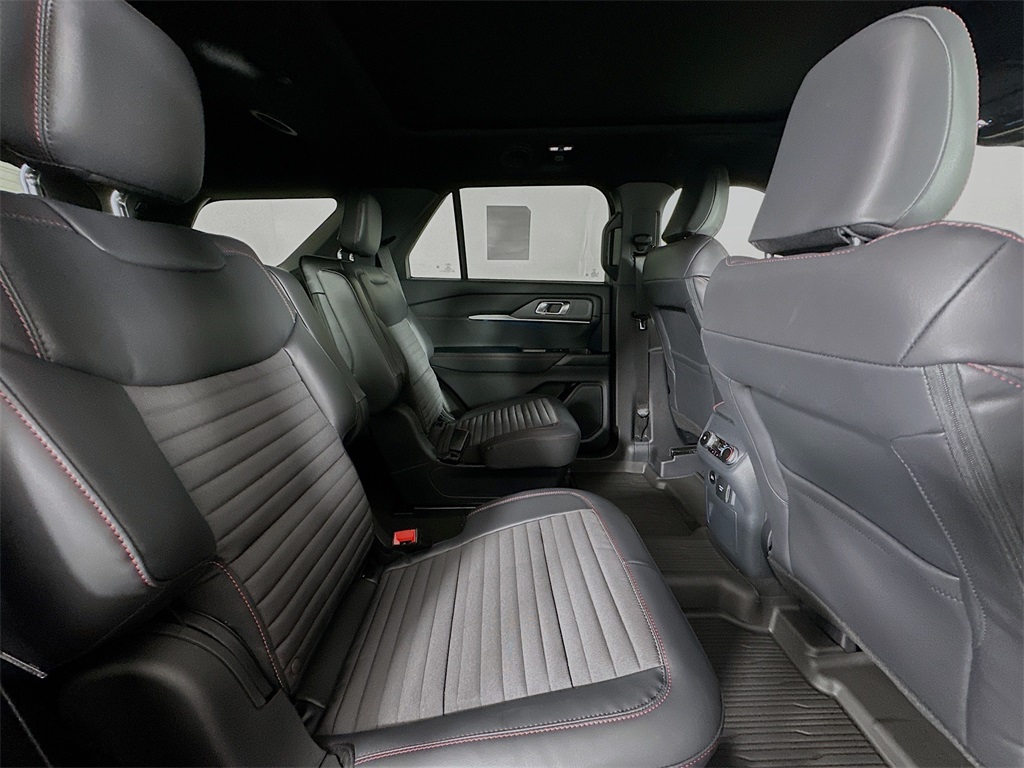 2025 Ford Explorer ST-Line photo 28