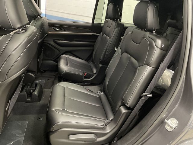 2025 Jeep Grand Cherokee Limited photo 30