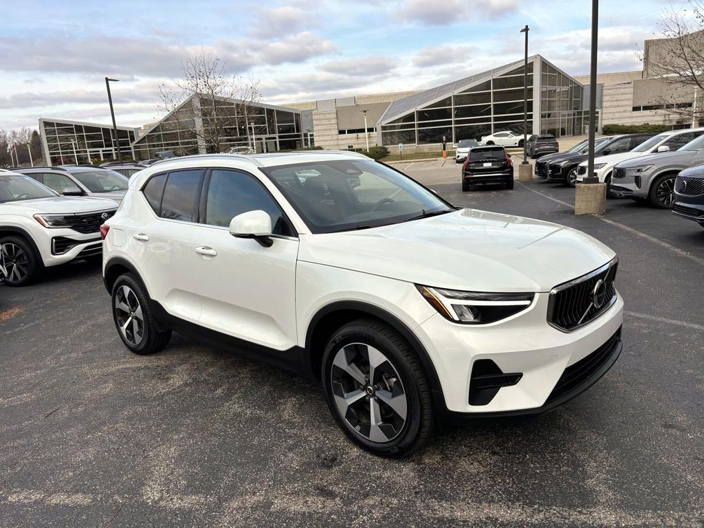 2025 Volvo XC40