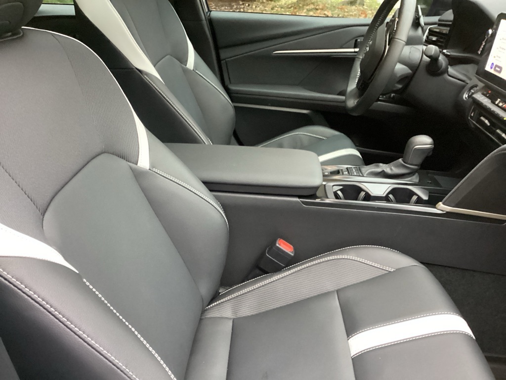 2025 Toyota Camry SE photo 3