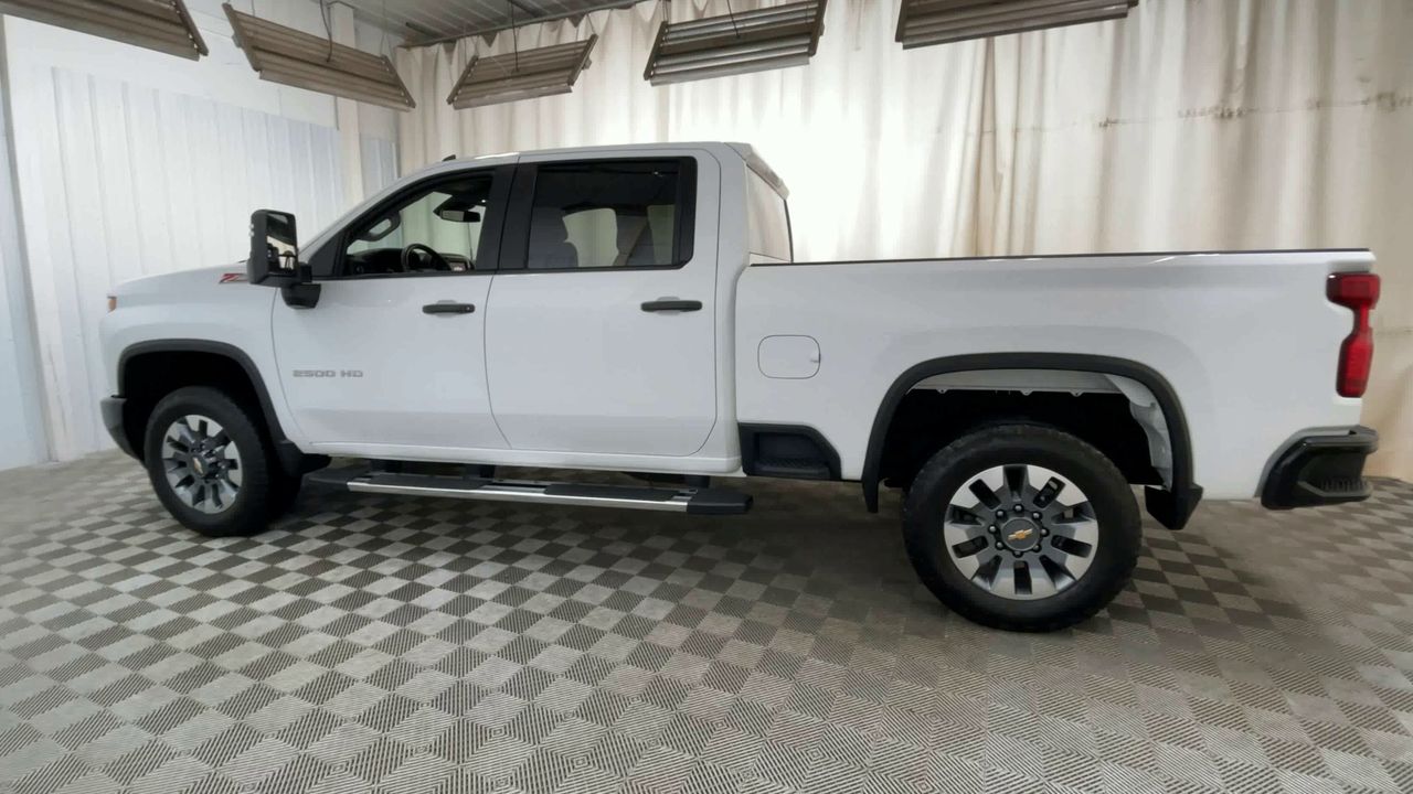 2024 Chevrolet Silverado 2500HD Custom photo 2
