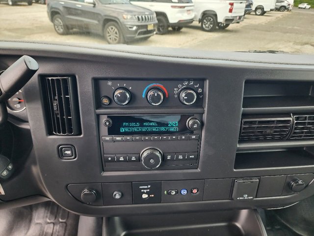 2025 Chevrolet Express Cutaway 3500 photo 2