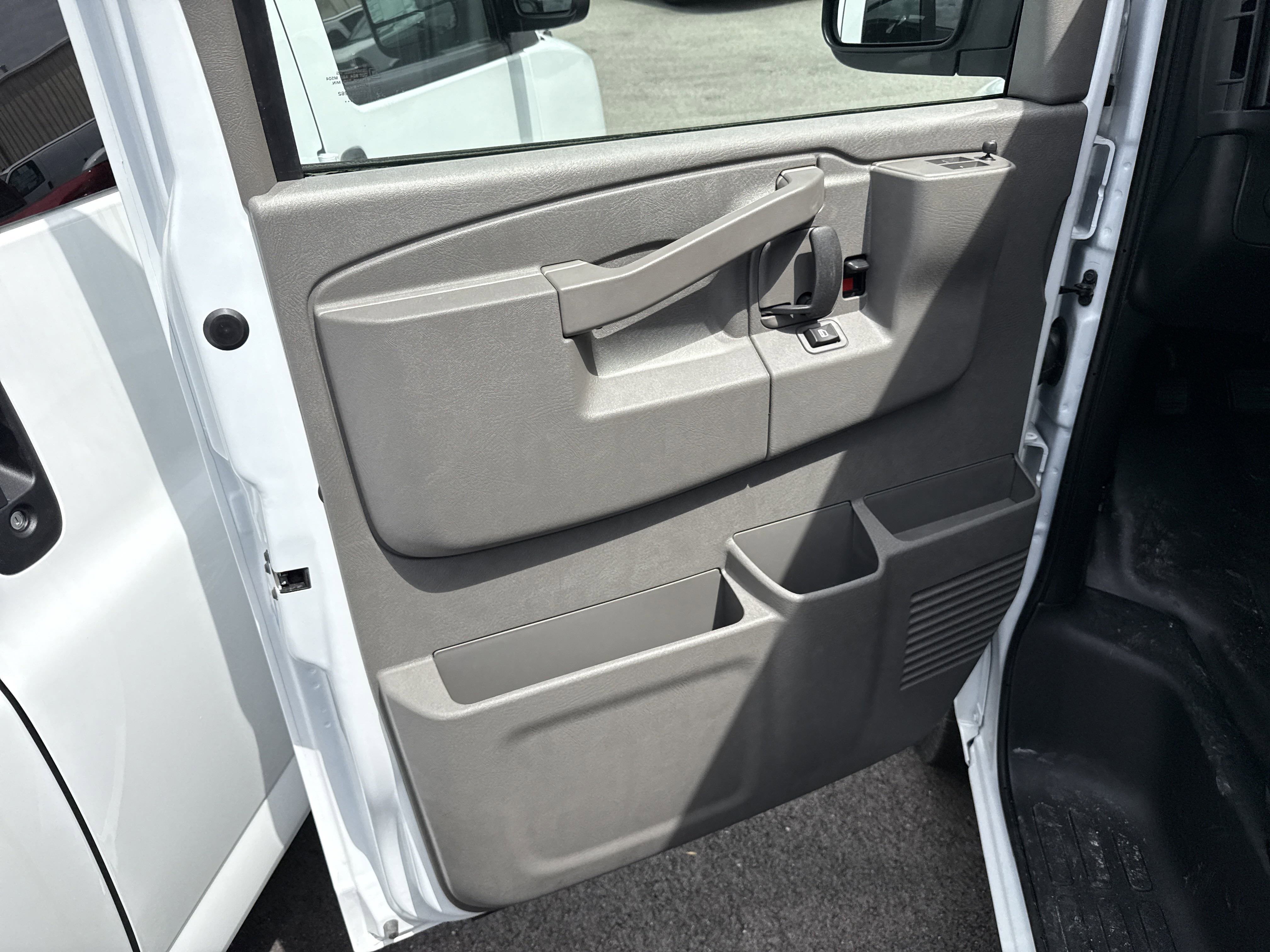 2025 Chevrolet Express Cargo 3500 photo 3