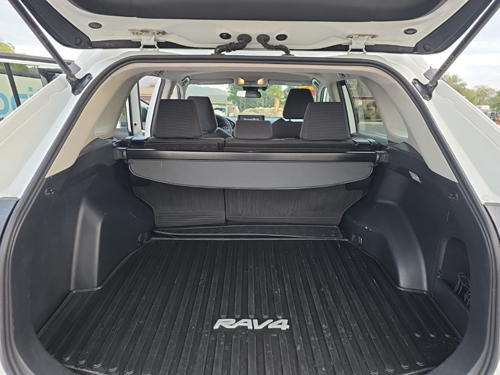 2020 Toyota RAV4 Hybrid LE photo 10