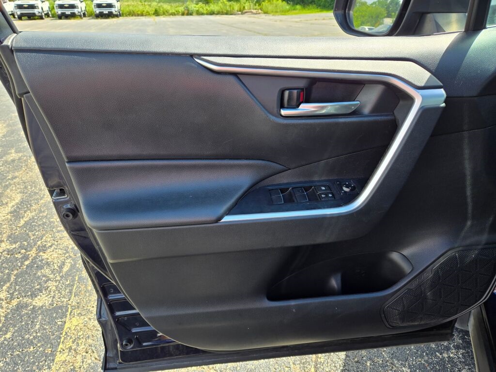 2020 Toyota RAV4 XLE Premium photo 20
