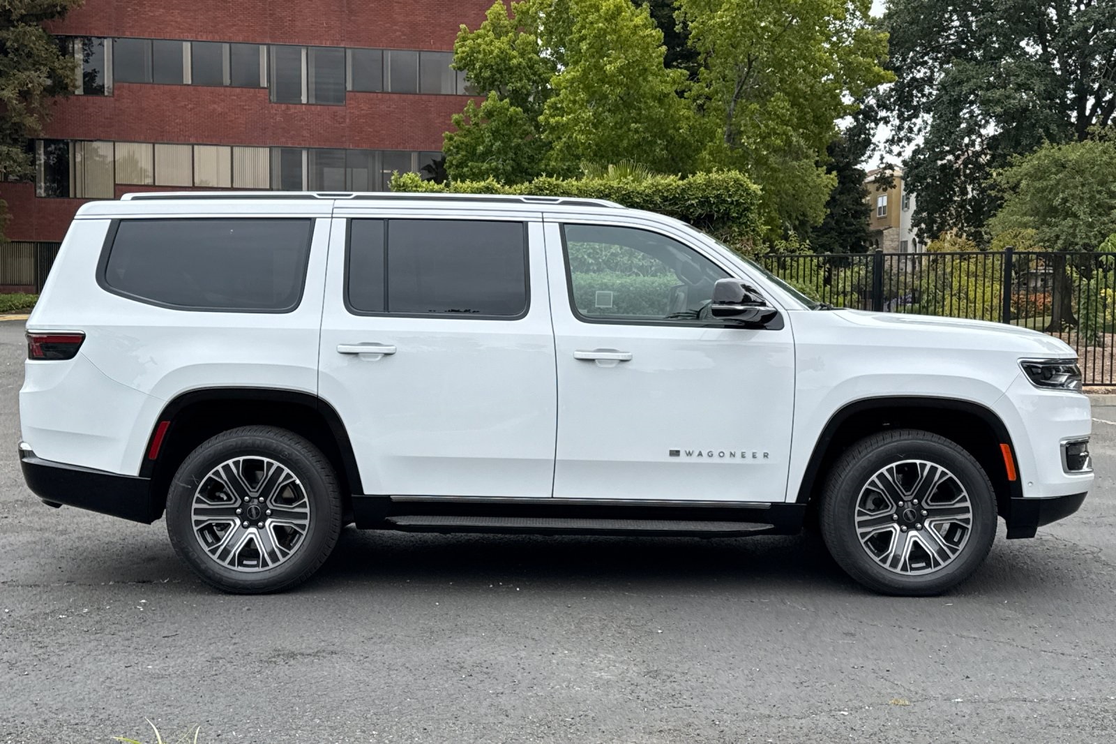 2025 Jeep Wagoneer Base photo 2