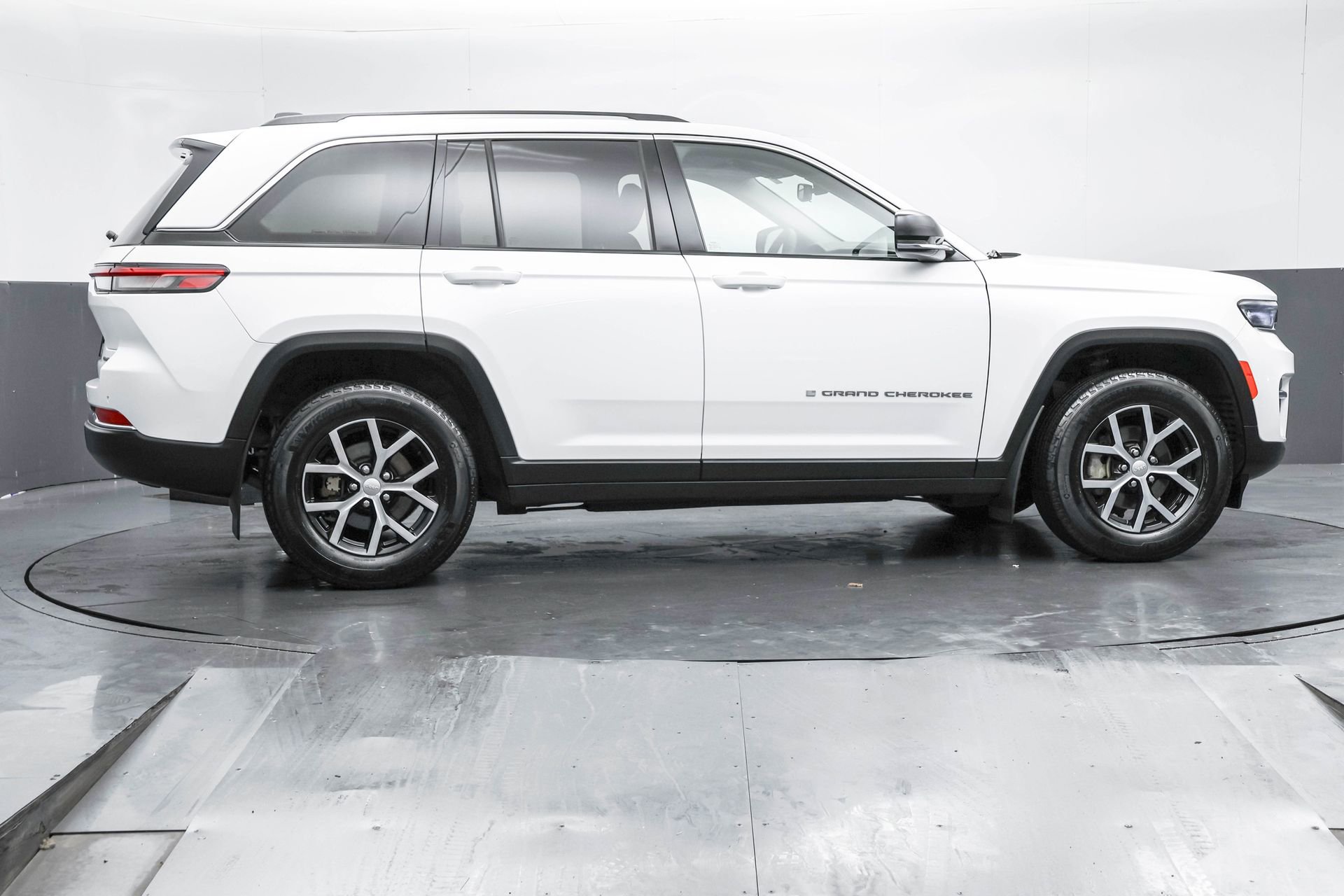 2024 Jeep Grand Cherokee Limited photo 5