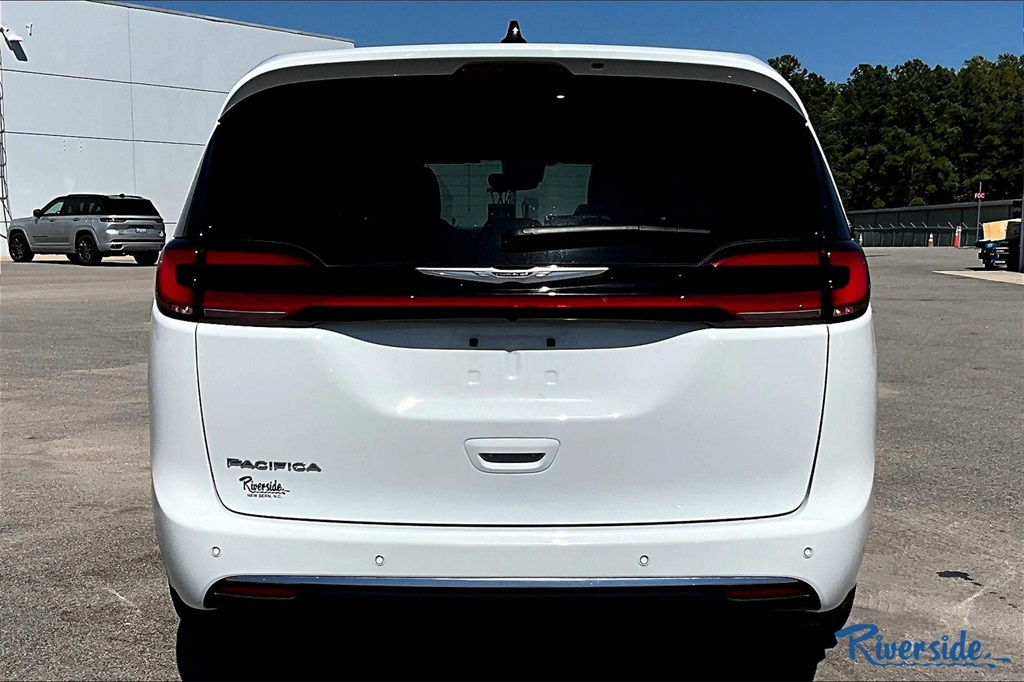 2024 Chrysler Pacifica Touring L photo 5