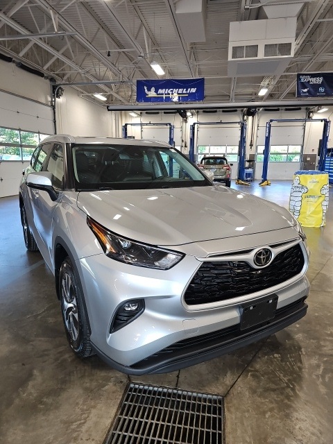 2023 Toyota Highlander L photo 4