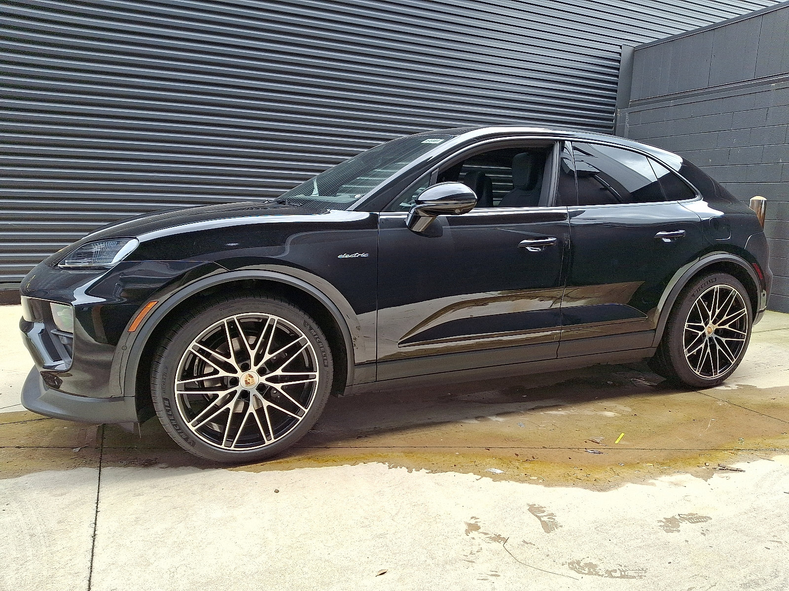 2025 Porsche Macan Electric photo 2