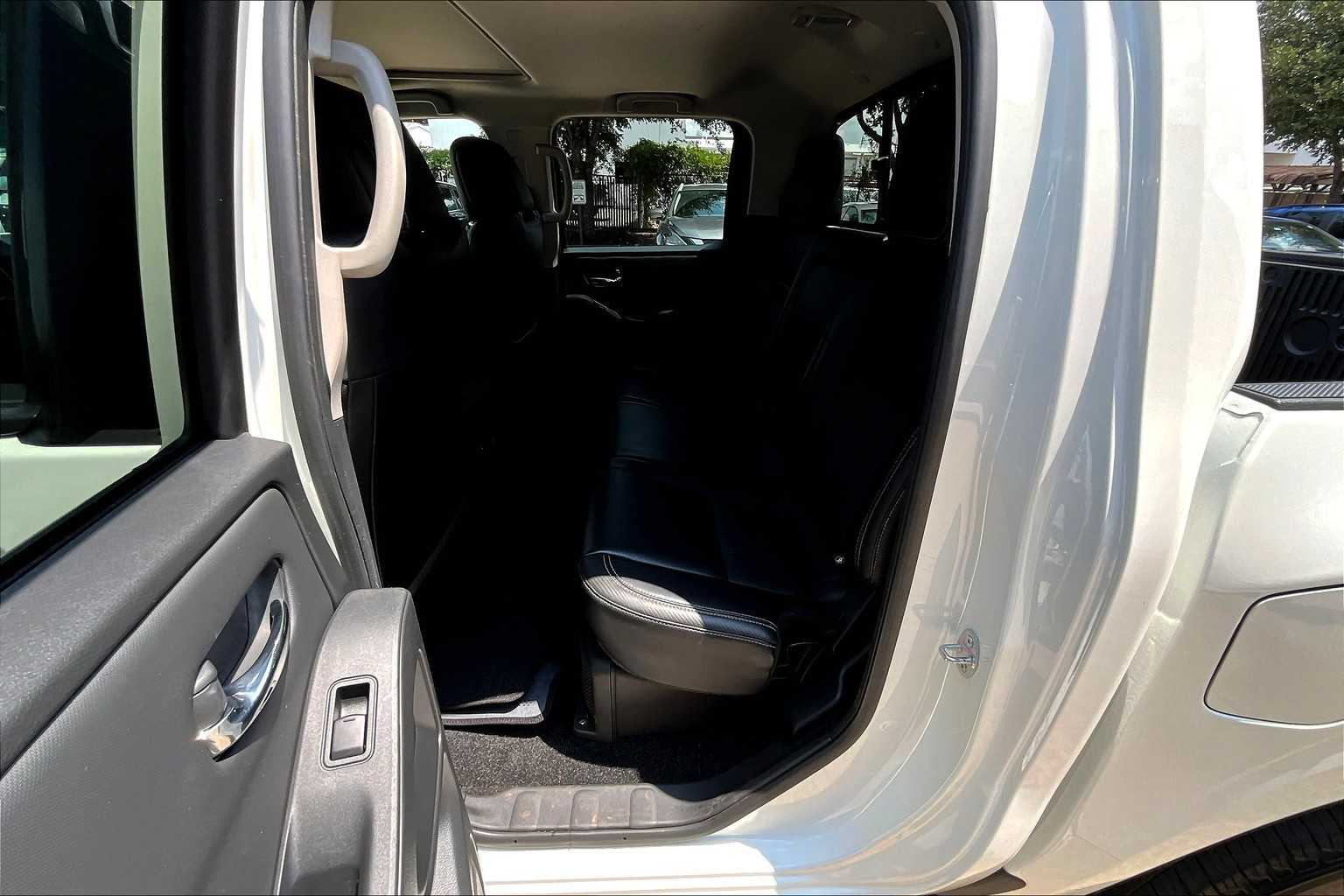 2024 Nissan Frontier SL photo 18