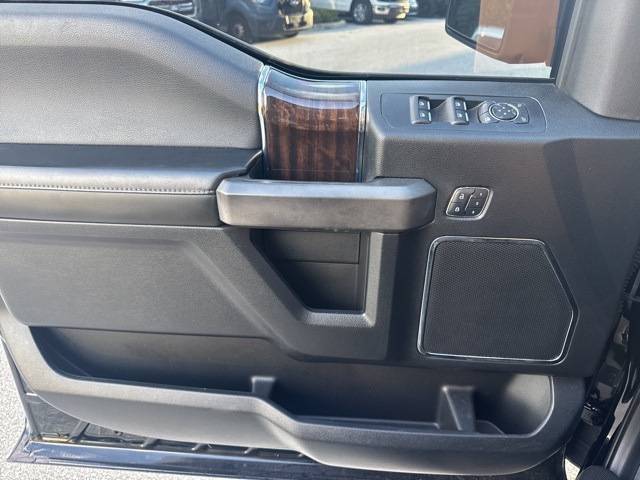 2017 Ford F-150 Platinum photo 10