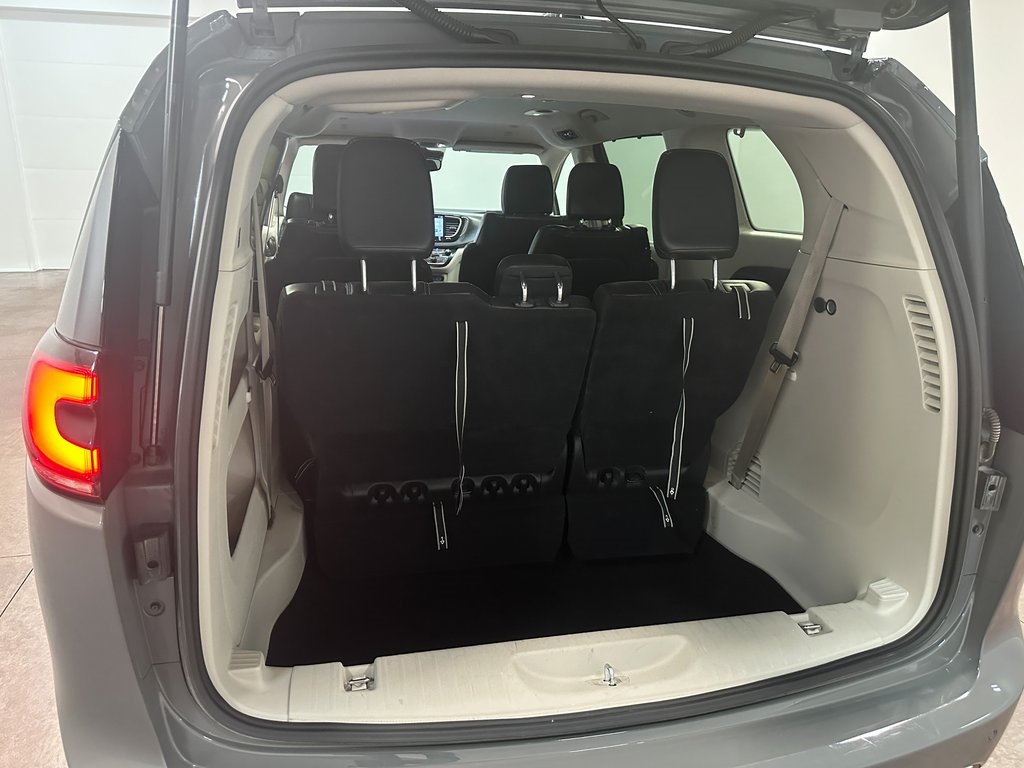 2023 Chrysler Pacifica Touring L photo 13